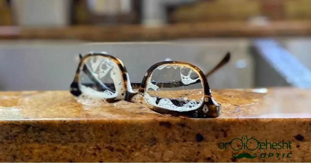 چگونه عینک خود را تمیز کنیم چگونه عینک خود را تمیز کنیم